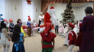 Дед мороз танцует как Майкл Джексон в дет. саду.Russian Santa Claus dancing like Michael Jackson.