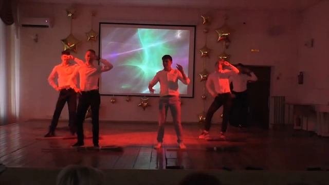 Танец мальчиков на метлах