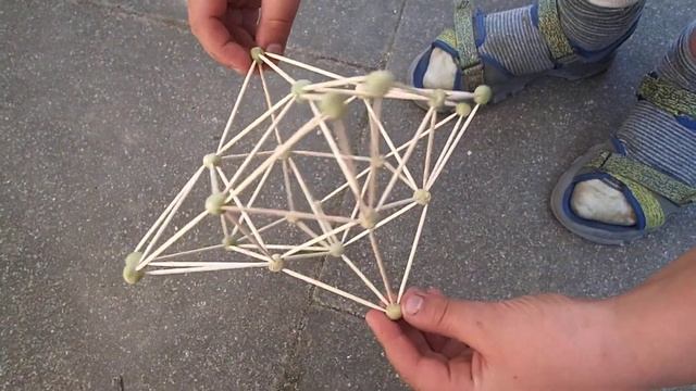 Гороховый конструктор: красивые симметричные фигуры | Развивающие игры для детей