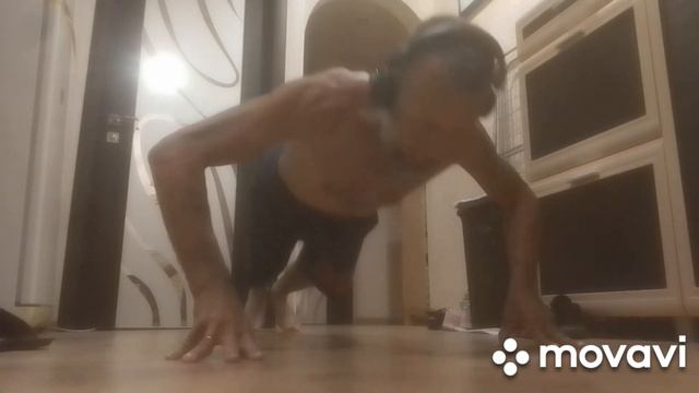 Хочешь иметь крепкие руки делай также. Отжимаюсь на пальцах. Моя норма 30 раз. смотреть онлайн