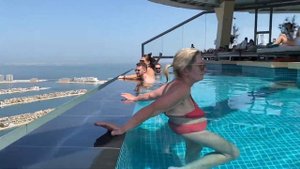 Aura Skypool, Dubai. Инфинити бассейн на 50 этаже.