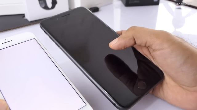 iPhone 8 Unboxing & Hands On Overview - Indian Unit (Hindi) смотреть онлайн