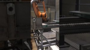 Как работает робот KUKA на заводе по производству ламината