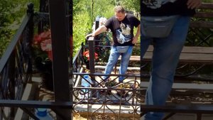 Памятники на могилах качаются. Почему?