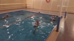 Плавание в бассейне в санатории Тумнин