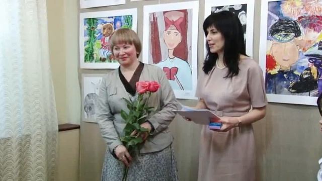 Выставка работ "Мир глазами детей": репортаж смотреть онлайн