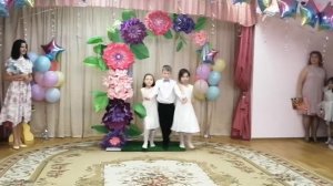 Выпускной в детском саду. Красивый вход  в зал