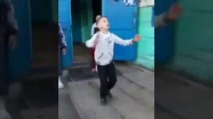 Русско Рома танцует малой чечётку выбивает четко ?