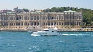 Дворец Долмабахче в Стамбуле. Лучший вид с пролива Босфор