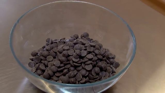 Россияне начали массово поджигать плитки шоколада смотреть онлайн