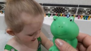 Детское видео.Видео для малышей.Ребёнок купается в ванной с игрушками.