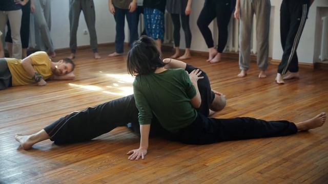 УроКИ (контактной импровизации) часть 17 упражнение "серфинг" 2 смотреть онлайн