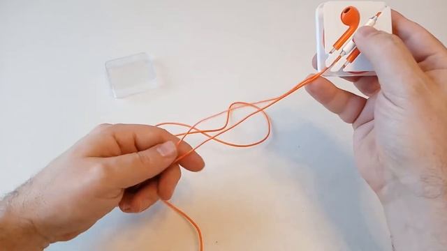 Укладываем наушники Apple EearPods copy и провод обратно в упаковку смотреть онлайн