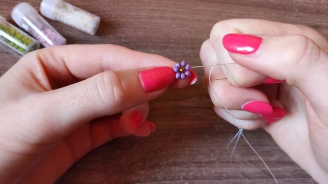 Ожерелье с ромашками из бисера и жемчужными бусинами