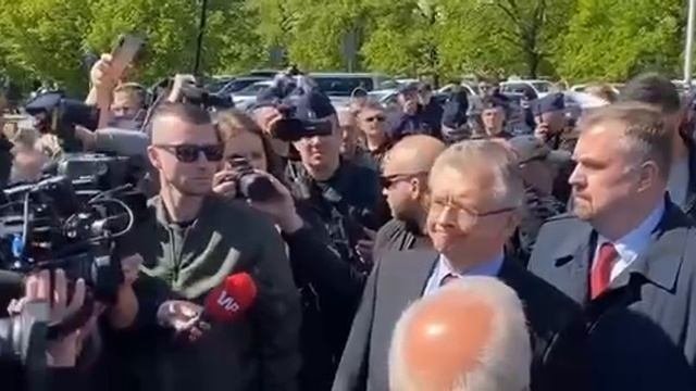 Толпа преградила дорогу российскому послу на мемориальном кладбище в Варшаве