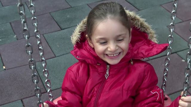 Lina Okul Çıkışı Salıncakta Sallanırken Uyuyakaldı | Eğlenceli Çocuk Videosu смотреть онлайн