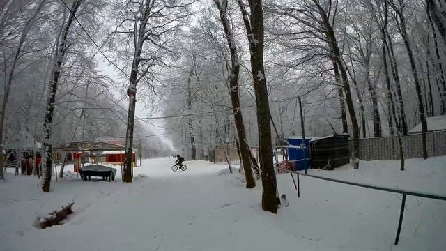 Прогулка по зимнему парку,аквапарк зимой. смотреть онлайн