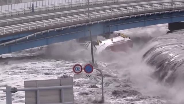 ЦУНАМИ в Японии смотреть онлайн