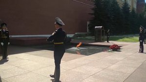 Смена караула у Вечного огня в Александровском саду