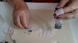 Красивый браслет из бисера и бусин