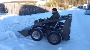Бортповоротный погрузчик своими руками. Первый выезд. Уборка снега.
