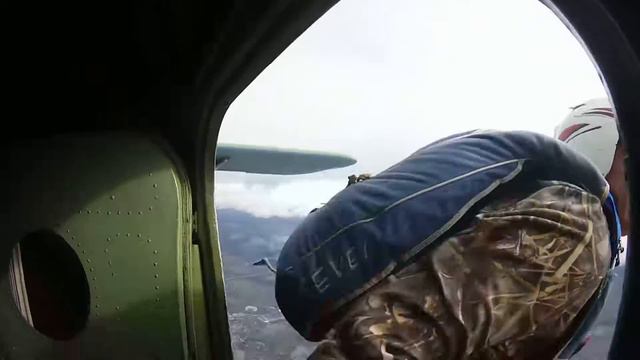 Первый прыжок с парашютом на ручное раскрытие. Сергей. СкайЦентр Пермь смотреть онлайн