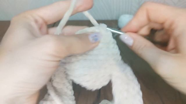 Зайка - Малыш из плюшевой пряжи крючком. Новогодний зайчик, символ 2023 года :)