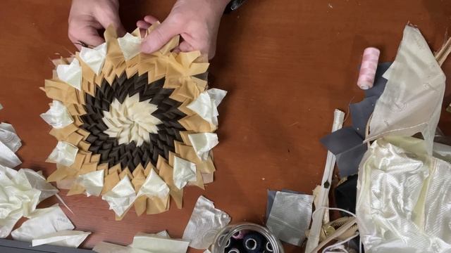 Коврик-кругляш сшитый из маленьких кусочков ненужной ткани. Хлам в дело! смотреть онлайн