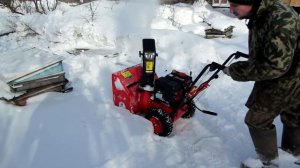 Роторный Китайский бензиновый снегоуборщик, при уборке снега на точке.