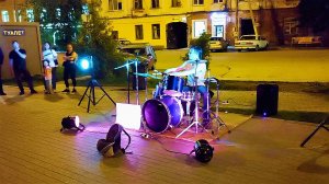 Барабанщик на набережной Волги.Уличный музыкант street travel team
