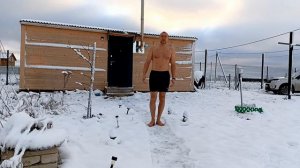 Ходьба по снегу босиком на морозе. Способ закаливания. Walking in the snow barefoot Hardening metho