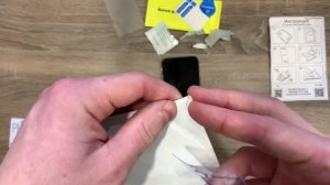 Видео инструкция по наклейке защитной гидрогелевой пленки на телефон