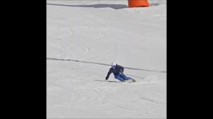 Эталонный проезд инструктора карвингом большого радиуса