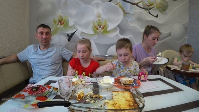 МУКБАНГ ДЕНИС НЕ ВЫДЕРЖАЛ И СБЕЖАЛ ИЗ-ЗА СТОЛА   MUKBANG  StepFamily mukbang casserole