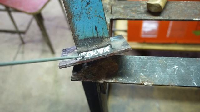 Сварка электродом для начинающих. Как заварить угловой шов в потолочном положении.#сваркаэлектродом