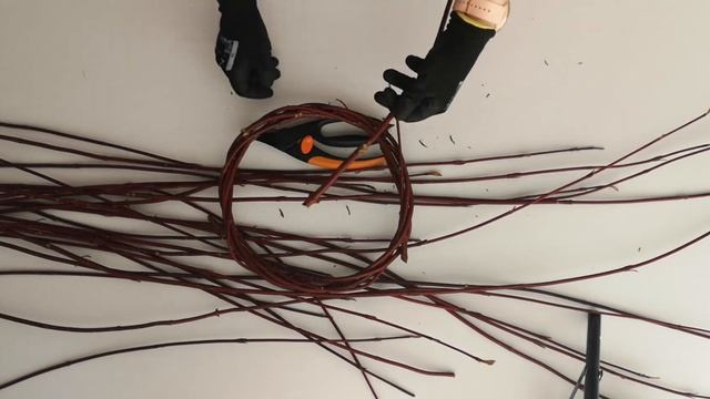 Венок из веток своими руками.Основа для венка легко и быстро. смотреть онлайн