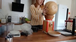 Измельчение сушеного шиповника в пыль в мельнице для муки KoMo KoMoMio