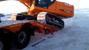 Экскаватор doosan заходит на трал