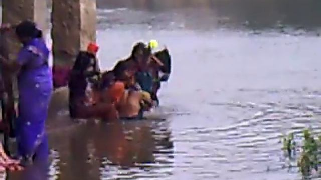 Индия, штат Карнатака, г. Хампи местные моются в речке. смотреть онлайн