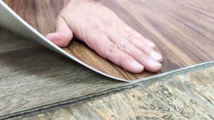 Виниловая плитка на самоклеящейся основе в рулонах