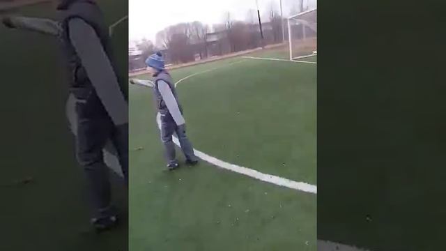 Влог. Футбол. Маленькаму малчику попали мячом ниже пояса красная картаx_x смотреть онлайн