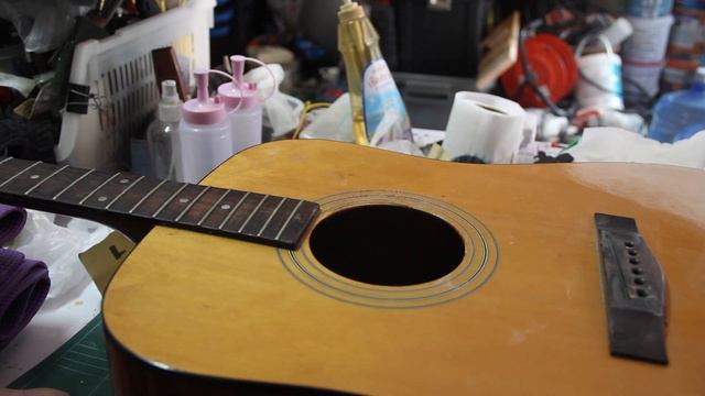 Touching up a Fender acoustic guitar смотреть онлайн