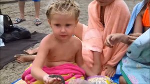 Купаемся в речке вместе с Настей и Матвеем.