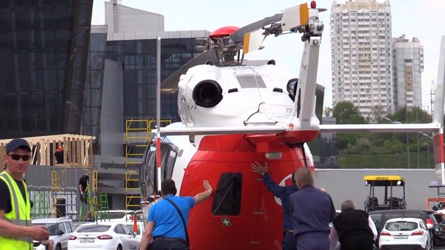 Вертолет Eurocopter Ec-145 (Bk-117 C-2) "ЦЭМП" (посадка-запуск-взлет)" Helirussia-2017" смотреть онлайн