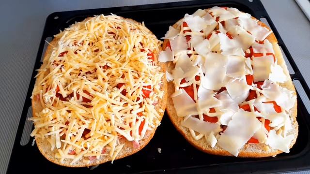 Пицца  на толстом лаваше с хрустящими краюшками. Вкуснее не бывает.