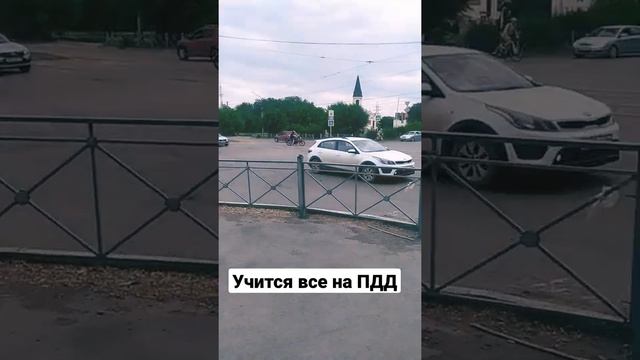 Дорожный знак пешехода перехода. Учится все на ПДД.