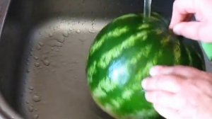 Как правильно помыть и порезать арбуз