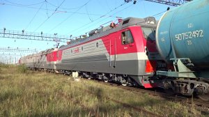 Электровоз 3ЭС5К-069 с перегоняемым электровзом ЭП1М-794 и грузовым поездом