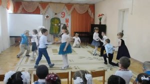 "Майский вальс". Танцевальный коллектив детей старшей группы.