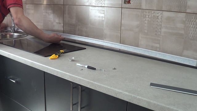 Установка цоколя та плінтуса в кухонній стінці.Загальний вигляд кухні